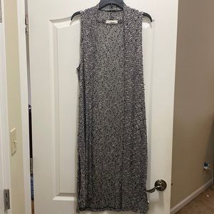 Black and white long sleeveless kimono